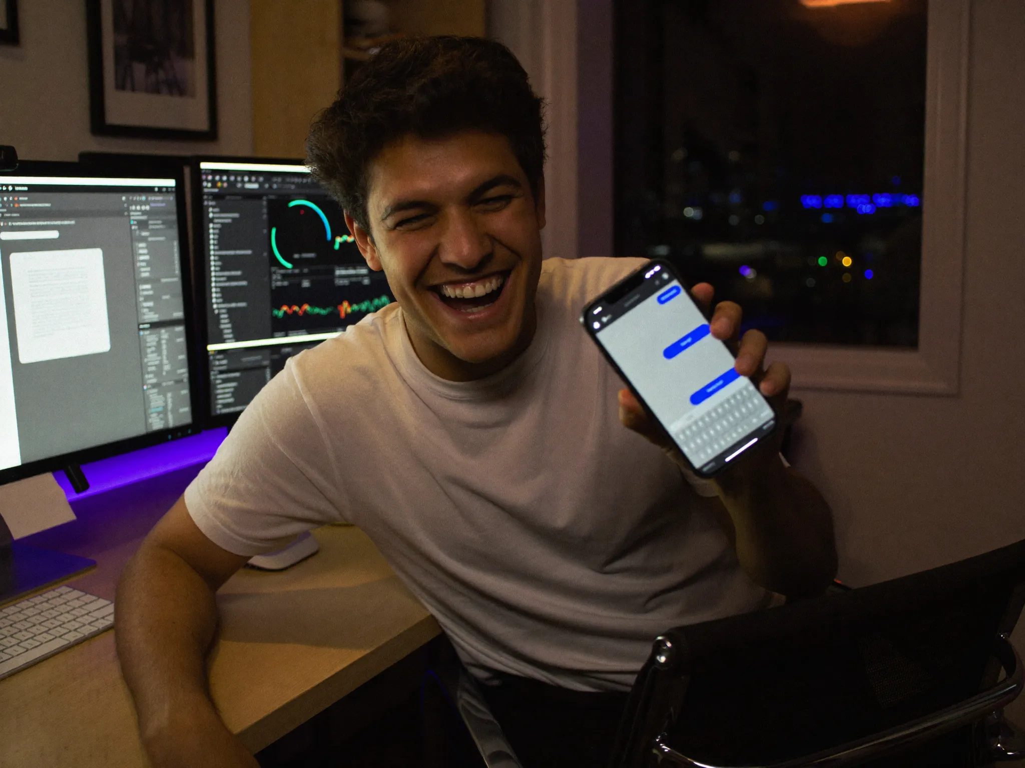Fundador de una startup mostrando su producto desde un celular